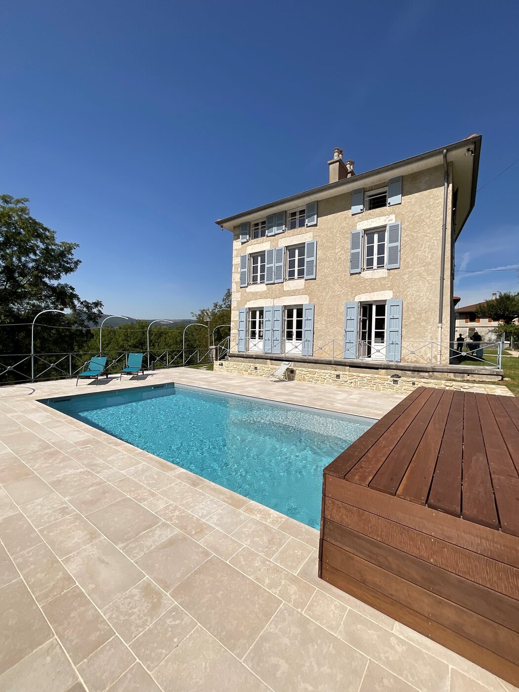 Piscine avec terrasse en bois