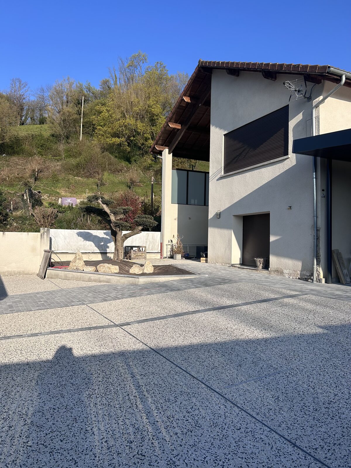 Cour en béton désactivé