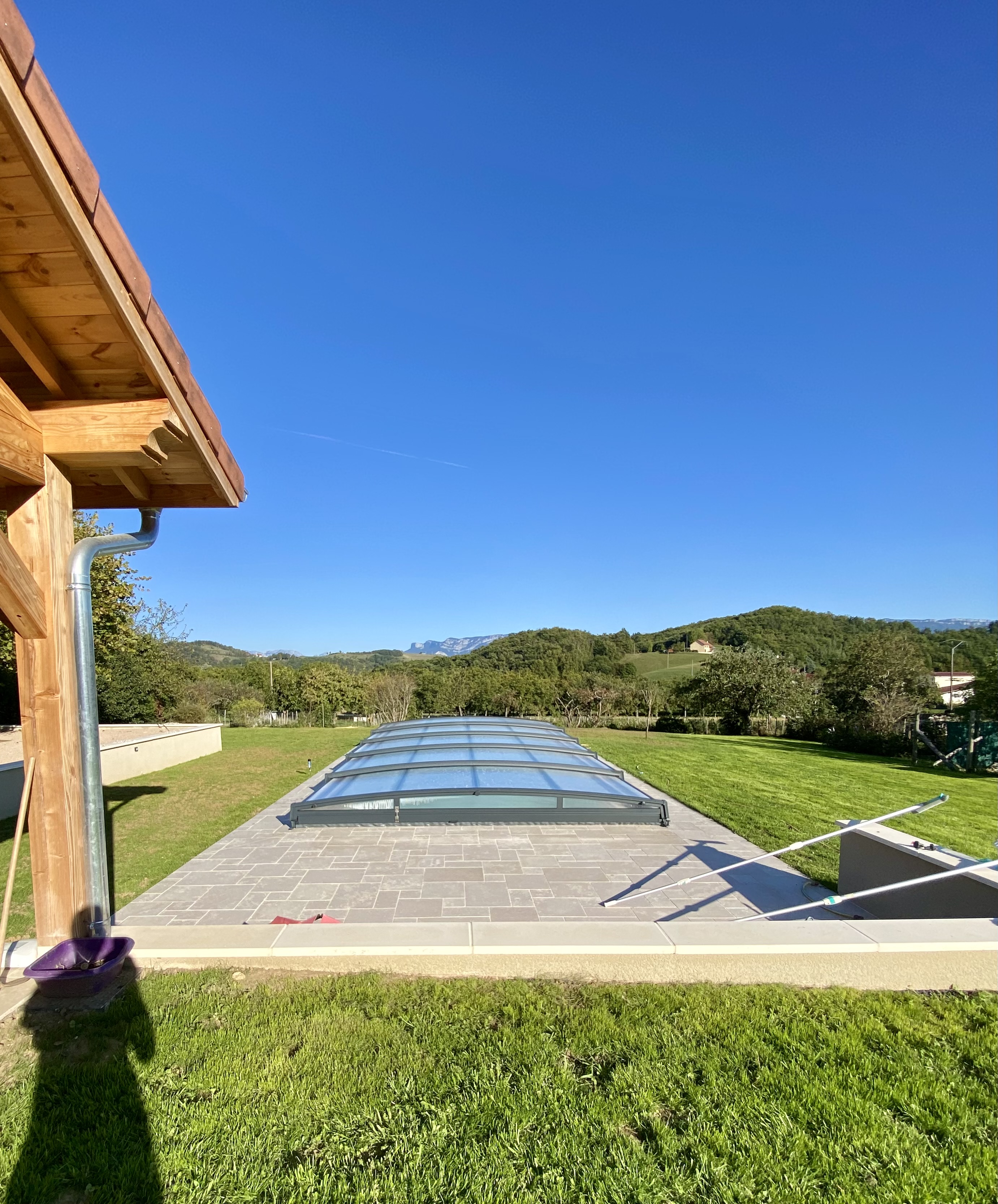 Création de piscine avec pose de dôme de protection