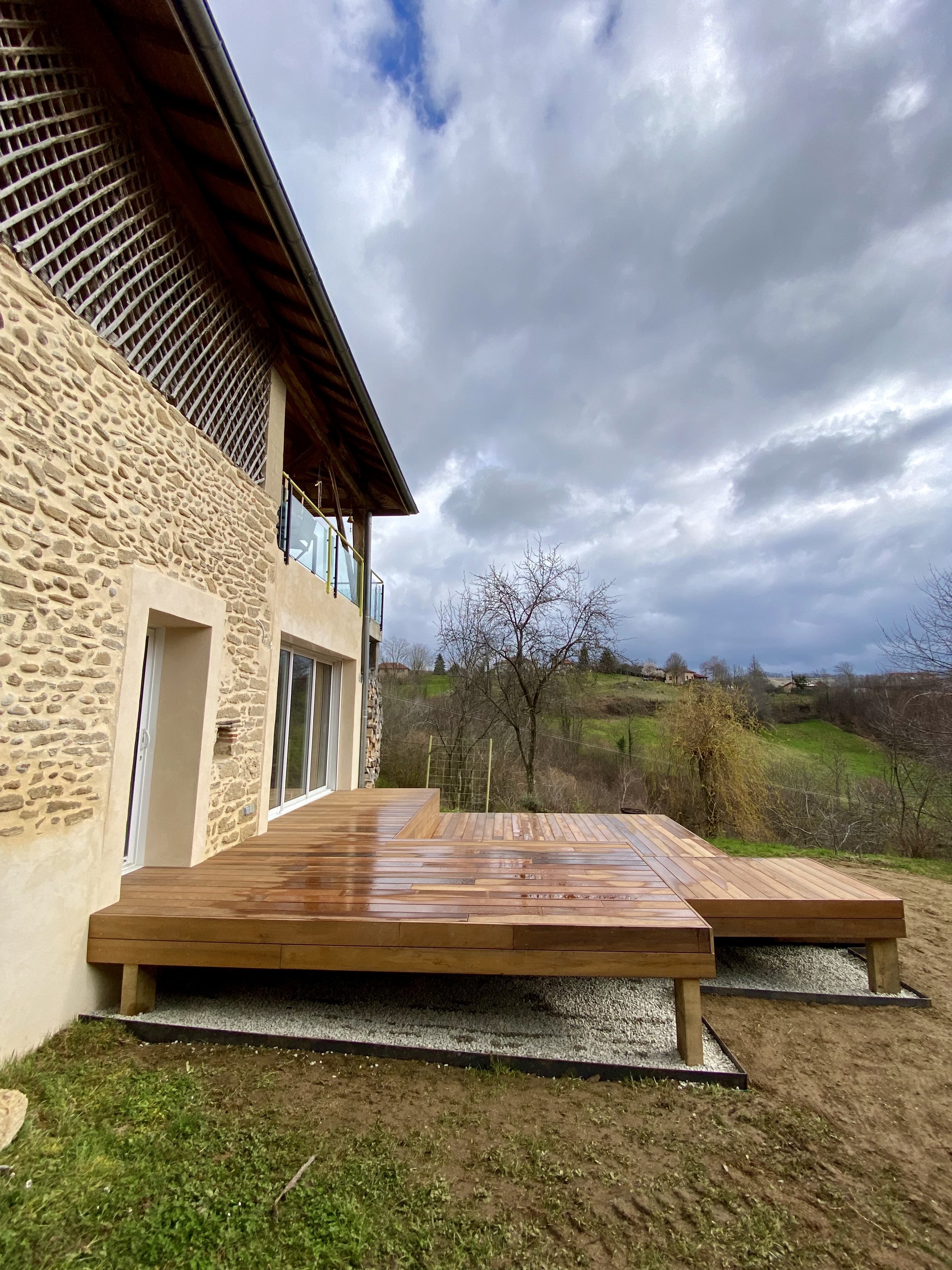 Création d'une terrasse en bois sur pilotis avec réalisation de paliers