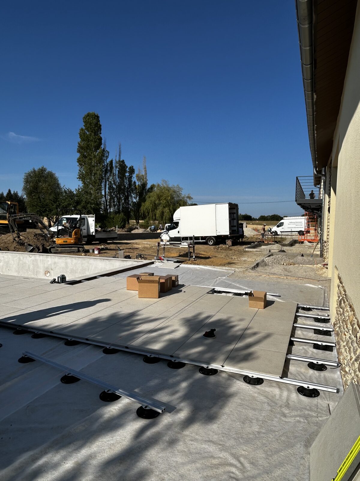 Terrasse dallée réalisée par Espaces & Environnement